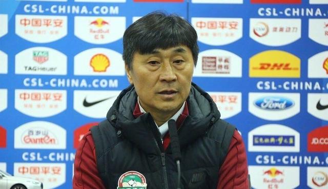 T恤的造型，与西装革履、眼神深邃的另一版本形成强烈对比。