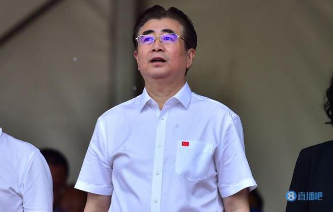 在第三段中，我们看到了一个人工智能训练的影像“场”，拳击台的边界构成了AI的身体边界。