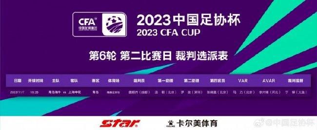 而马修·麦康纳身穿黑色系西装，利落帅气。