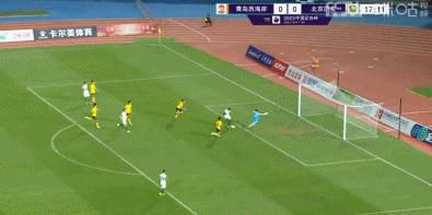 ”在很长时间里，女演员似乎总被“妈妈”的角色形象限定，但是在这几年的作品里，她们似乎开始有了更多可能……不管是在电影《第二十条》，还是在电影《向阳·花》里，赵丽颖虽然依旧仍是母亲形象，但她不止是“妈妈”，她是倔强的郝秀萍，更是狠辣的高月香。