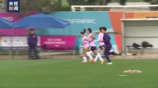 格伦·克洛斯、莎拉·保罗森、泰亚娜·泰勒、金·卡戴珊、妮.《早间新闻》第四季正式预告 安妮斯顿被泼墨汁！