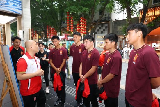 据悉，剧集共九集，定级为TV-MA级，在延续网飞版《夜魔侠》系列剧集暗黑风格的同时，将会拥有更多的成人化要素。