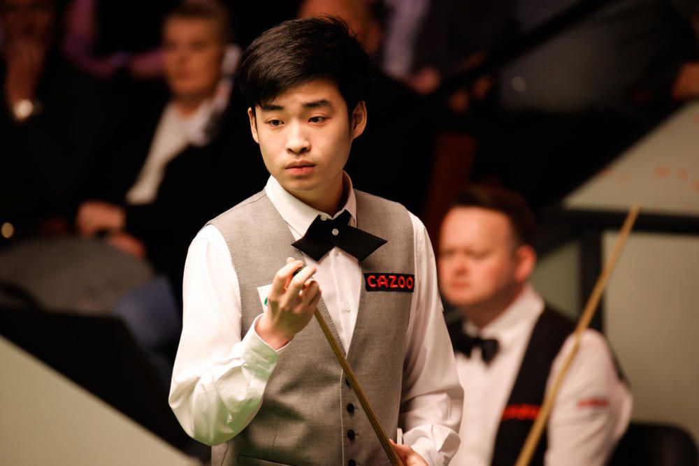 她全身是伤，一件吊带背心满是污渍，看来已经开始了摸爬滚打的生涯。