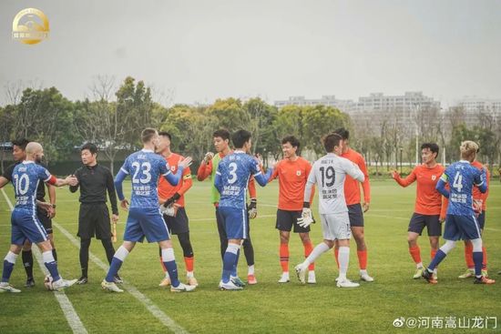 杨幂身穿黑色羽毛裙赤脚拍摄，光影交错，发丝飞扬，增添一抹神秘优雅，兼具东方韵味和现代摩登 陈冲获得终身成就奖 穿黑色旗袍展现东方女性韵味 2024-11-14 Celebration Of AAPI Cinema & TV），并获得终身成就奖。