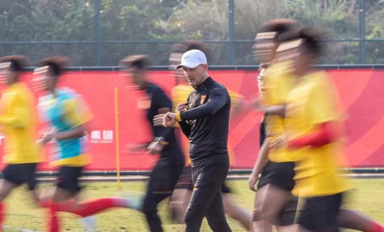 鲍德温、格洛弗携手走生死迷宫 加盟科幻片剧组 2014-09-15 好莱坞知名的白人喜剧演员亚历克·鲍德温和黑人演员丹尼·格洛弗，不久之后将携手出现在《黑色迷宫》（Andron -- The Black Labyrinth）的片场。