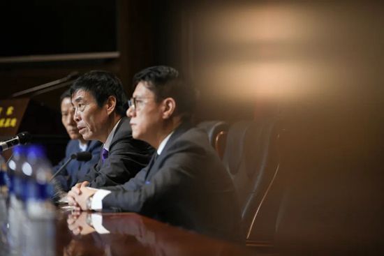 它提醒我们：有些声音不会被时光淹没，有些精神将一直滚滚向前。