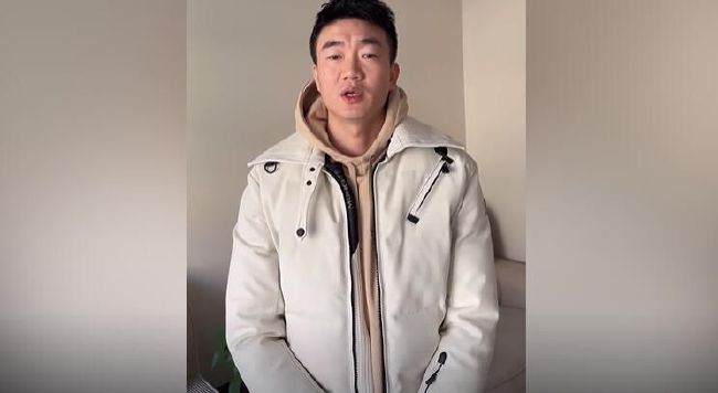 倪妮巴黎午后悠闲街拍 笑容甜美表情鬼马显多变 2014-01-23 近日，倪妮现身巴黎高定时装周，工作之余的她走在巴黎街头享受难得的悠闲时光，倪妮显得格外活泼，时不时还会摆个鬼脸，从女神性感范儿一秒钟转化鬼马精灵Look，小女孩的俏皮劲儿显露无遗。