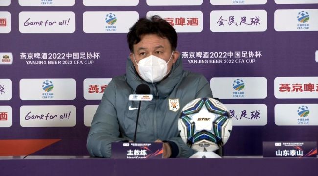 我们蛟龙小队队员戴着大头盔、穿着防弹衣，还有装备，过舱的时候经常会磕到头或者卡住，所以过这个门我们训练了很久。