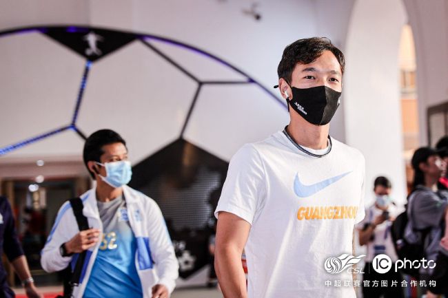 这种情绪并非来自口号式的呐喊或刻意的煽情，而是源于对历史事实最大程度的尊重，以及对战争中普通人挣扎、选择与蜕变最细腻的刻画。