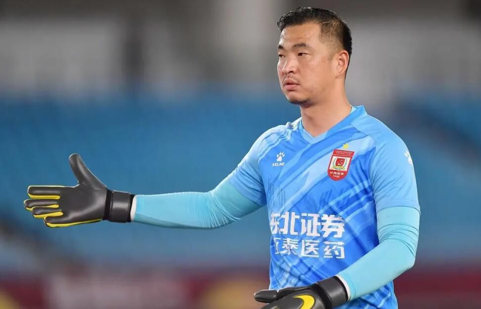 2026-04-19 时隔35年回归，周润发、张国荣、钟楚红领衔绝版阵容...《纵横四海》4K高清修复版定档5月3号的消息一经宣布，便引发影迷集体狂欢，也为今年的五一档再增看点。