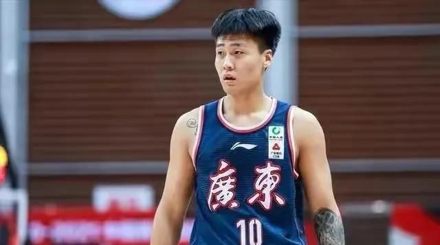 一向以金发、甜美形象令人印象深刻的她，形象发生了天翻地覆的变化。