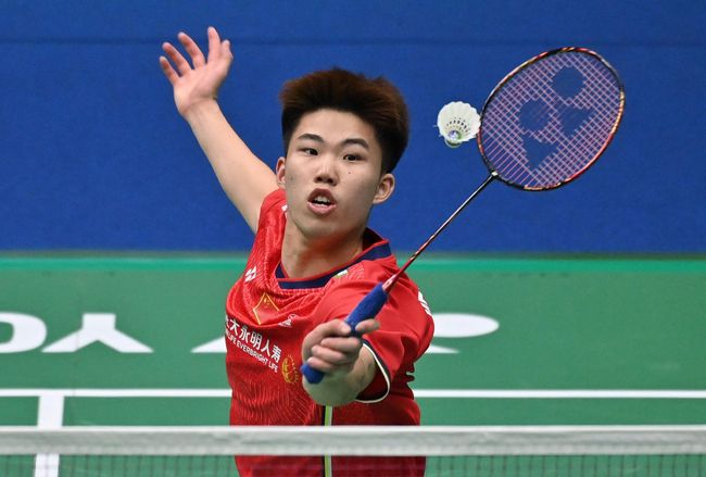 9日，刘烨通过微博向粉丝报告自己的粉丝到达五百万的好消息，并得瑟称：“五百万个关注了，一百万时哥曝了果（裸）照，五百万时大家有啥要求没，只 刘烨称黄渤像蝴蝶 陈学冬：《爵迹》预告片震撼 2016-06-14 6月13日晚，微博电影之夜在上海举行，刘烨与宋佳分别夺得了年度电影King和Queen，微博卓越影响力电影人则由黄渤获得。