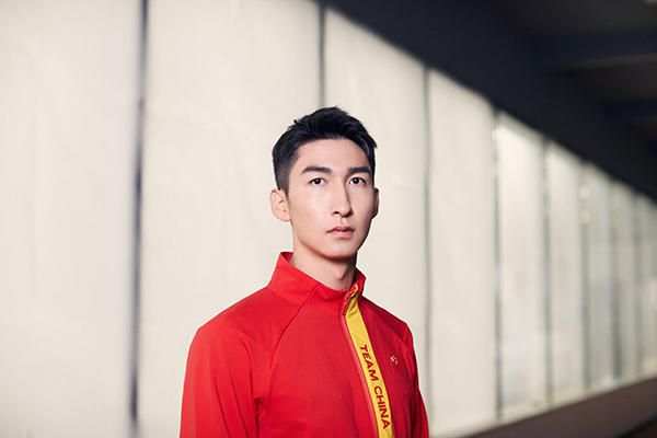 杨祐宁在博文中感性地写道，女儿刚出生的时候疫情很严重，自己在外工作没有办法陪伴在女儿身边。