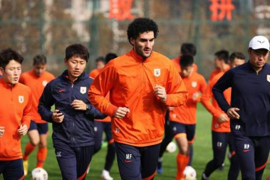 片中扮演壮汉猛男的铃木，与学校中的魁梧男生同台较量，铃木甚至向男生发出“出演续集”的片 《写写画画》曝剧照 大泉洋用竹剑直指永野芽郁 2025-03-24 日前，根据漫画家东村明子自身真实经历创作的漫改电影《写写画画》（かくかくしかじか）发布新剧照，影片由关和亮执导，永野芽郁主演，大泉洋、见上爱、畑芽育、铃木仁、神尾枫珠、津田健次郎 、有田哲平 永野芽郁×大泉洋《写写画画》预告 见上爱等加盟!