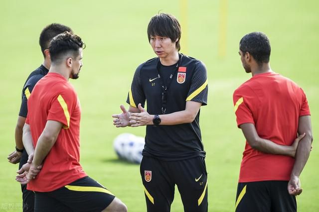 剧集由《办公室》主创格雷格·丹尼尔斯回归打造，多姆纳尔·格里森、萨布丽娜·因帕恰托雷等出演。
