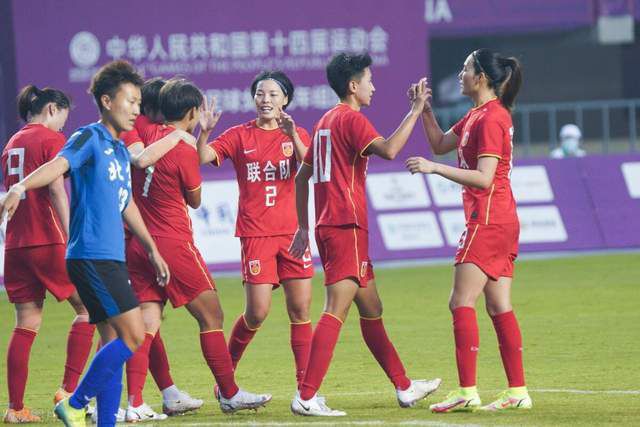 波兰前总统莱赫·瓦文萨携夫人Danuta Golos 《女性瘾者》首映礼 乌玛·瑟曼穿西装中性帅气 2014-03-14 当地时间3月13日，纽约，电影《女性瘾者：第一部》首映礼。