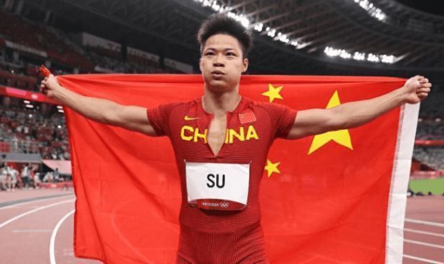 贾玺增指出，敖丙的服饰不仅体现了龙族的高贵气质，还通过细腻的纹样设计，展现了东方工艺的精美。
