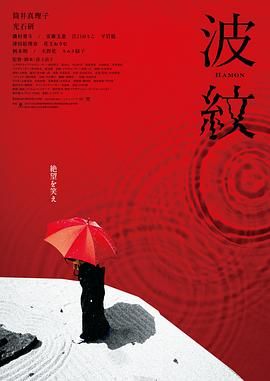 可爱的“小七”一边抢老爸帽子，一边强喂老爸食物，而小贝俨然慈爱父亲，任由女儿“欺负”自己，还一脸笑呵呵的疼爱表情。