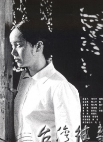 肯尼思·布拉纳新作《贝尔法斯特》发布预告版海报 2021-09-03 9月3日，肯尼思·布拉纳新作《贝尔法斯特》发布预告版海报，一个男孩在北爱尔兰破败的街巷中奔跑，手上的木制宝剑和垃圾桶盖满足了他想要扮演古代士兵的幻想。