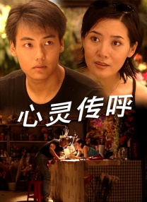 这十年来，电影人坚持以人民为中心的创作导向，通过接地气的故事、多类型融合的创作手法，用光影再现民族记忆，奏响时代强音。