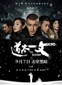 主演玛雅·霍克与乔·基瑞回归扮演罗宾和史蒂夫，两人在片场合照，手中拿着打板器，粉丝惊喜表示：“冰淇淋小队集结了！