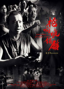 胡迪和伙伴们藏在稻草垛后，向外张望，十分可爱。