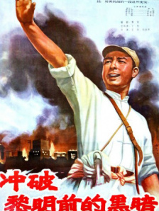 张涵予向我们一一介绍舱内看海图、监测的位置，以及航海长、机电长、声呐兵所在的位置，他也仿佛又一次进入角色。